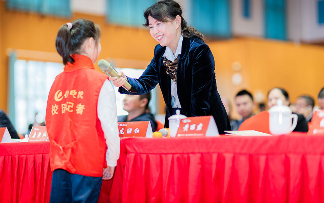 熊梅校长,蓝继红校长,骆龙衍院长,龙继红校长,黄丽君校长围绕"学校